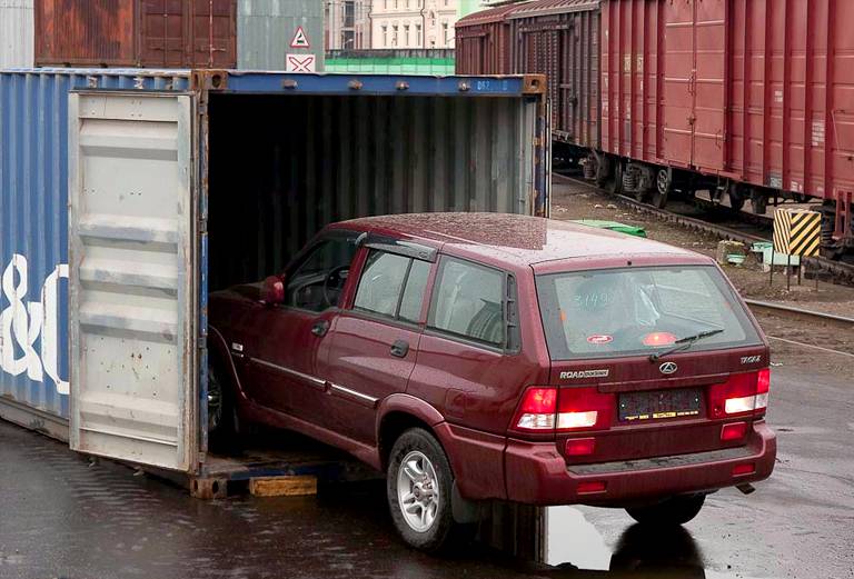 Отправить в контейнере машину  из Саратова в Санкт-Петербург